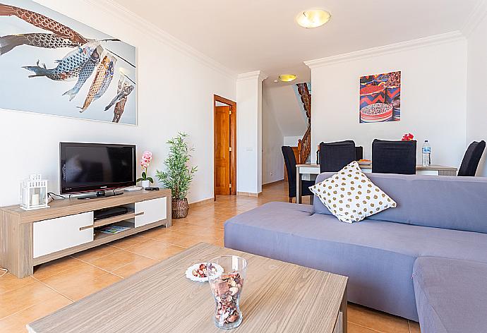 Living room with sofa, dining area, A/C, WiFi internet, satellite TV, and pool terrace access . - Villa Costa Papagayo 5 . (Galleria fotografica) }}