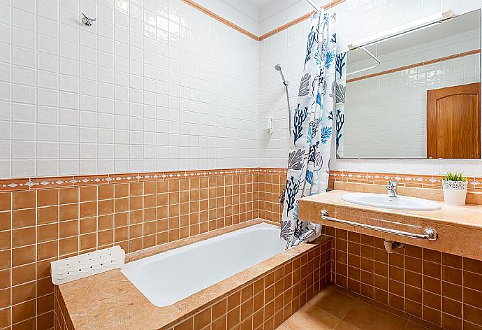 Family bathroom with bath and shower . - Villa Costa Papagayo 5 . (Galería de imágenes) }}