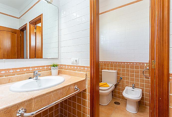 Family bathroom with bath and shower . - Villa Costa Papagayo 5 . (Galería de imágenes) }}