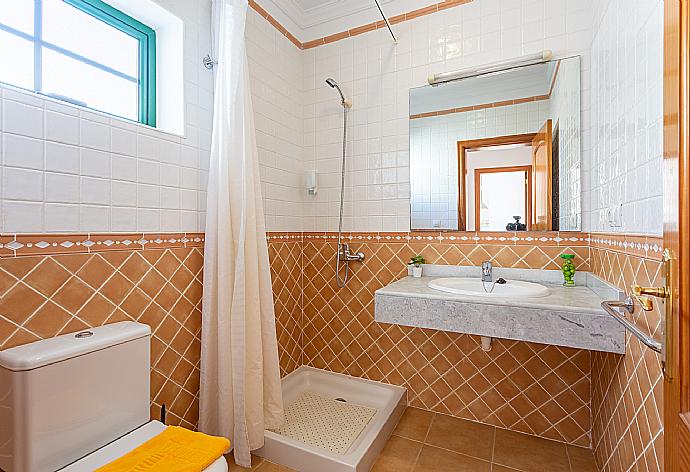 Family bathroom with shower . - Villa Costa Papagayo 5 . (Galería de imágenes) }}