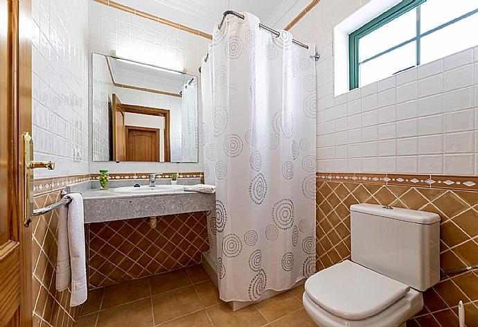 Bathroom with shower . - Villa Costa Papagayo 6 . (Photo Gallery) }}