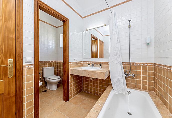 Bathroom with bath . - Villa Costa Papagayo 6 . (Galería de imágenes) }}