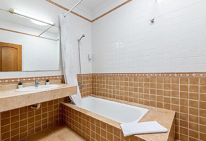 Bathroom with bath . - Villa Costa Papagayo 6 . (Fotogalerie) }}