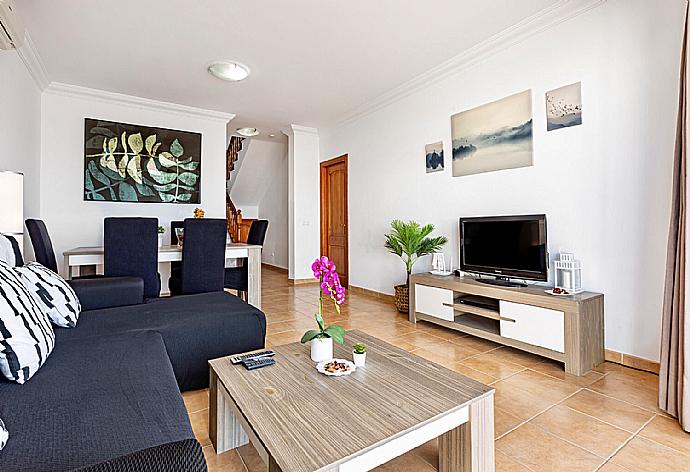 Living room with WiFi, TV, DVD player, dining area and terrace access . - Villa Costa Papagayo 6 . (Fotogalerie) }}