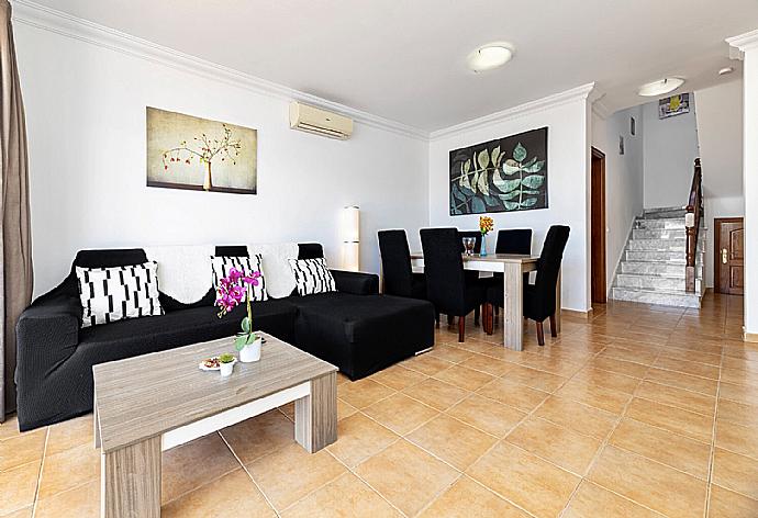 Living room with WiFi, TV, DVD player, dining area and terrace access . - Villa Costa Papagayo 6 . (Galleria fotografica) }}