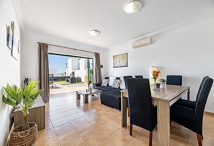 Living room with WiFi, TV, DVD player, dining area and terrace access . - Villa Costa Papagayo 6 . (Fotogalerie) }}