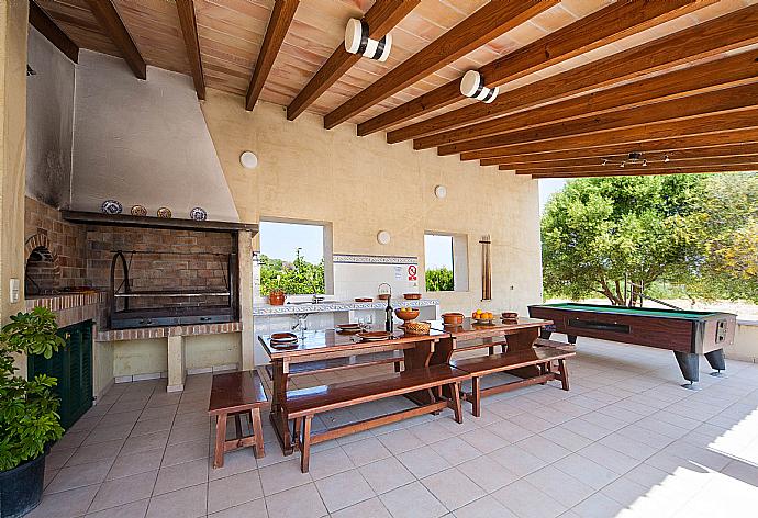 Outdoor sheltered patio with BBQ and pool table . - Villa Padilla . (Галерея фотографий) }}