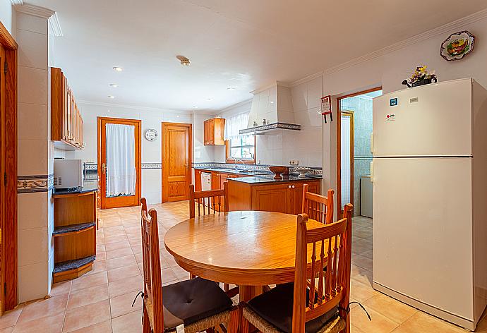 Equipped kitchen with dining area . - Villa Padilla . (Fotogalerie) }}