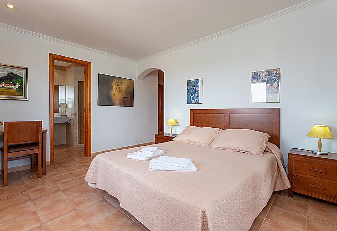 Double bedroom with en suite bathroom, A/C, and upper terrace access . - Villa Padilla . (Галерея фотографий) }}