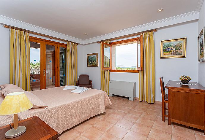 Double bedroom with en suite bathroom, A/C, and upper terrace access . - Villa Padilla . (Fotogalerie) }}