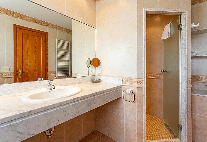 En suite bathroom with shower . - Villa Padilla . (Galerie de photos) }}