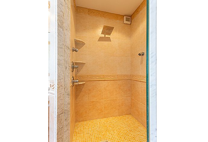 En suite bathroom with shower . - Villa Padilla . (Galleria fotografica) }}