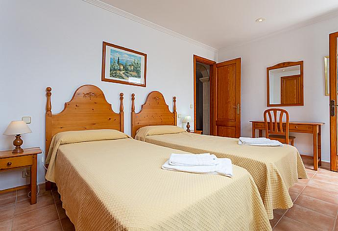 Twin bedroom with A/C and upper terrace access . - Villa Padilla . (Fotogalerie) }}