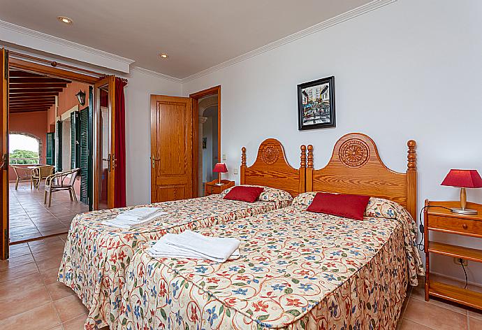 Twin bedroom with A/C and upper terrace access . - Villa Padilla . (Galerie de photos) }}