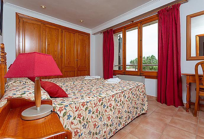 Twin bedroom with A/C and upper terrace access . - Villa Padilla . (Fotogalerie) }}