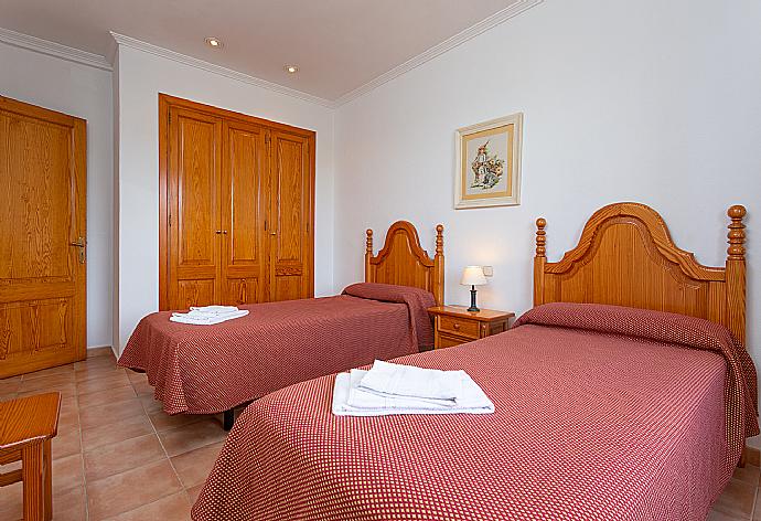 Twin bedroom with A/C . - Villa Padilla . (Fotogalerie) }}