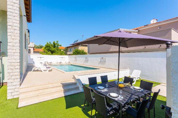 Private pool and terrace . - Villa Casa Toni . (Galería de imágenes) }}