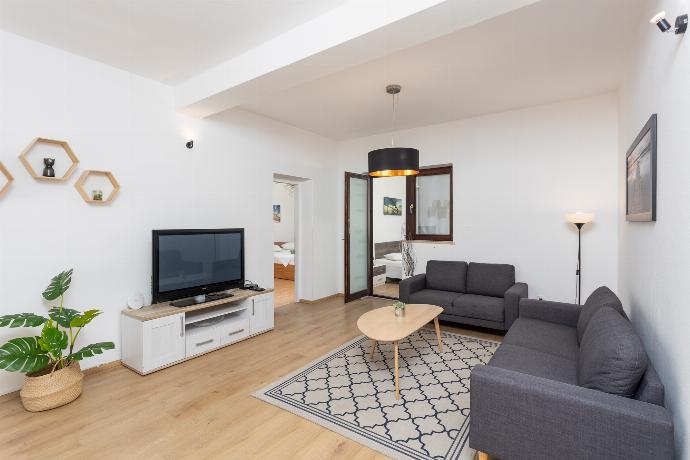 Ground floor: living room with sofas, A/C, WiFi internet, and satellite TV . - Villa Casa Toni . (Fotogalerie) }}