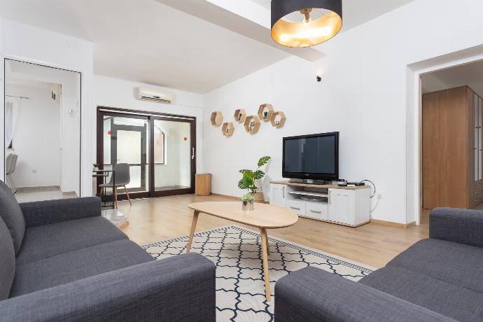 Ground floor: living room with sofas, A/C, WiFi internet, and satellite TV . - Villa Casa Toni . (Fotogalerie) }}