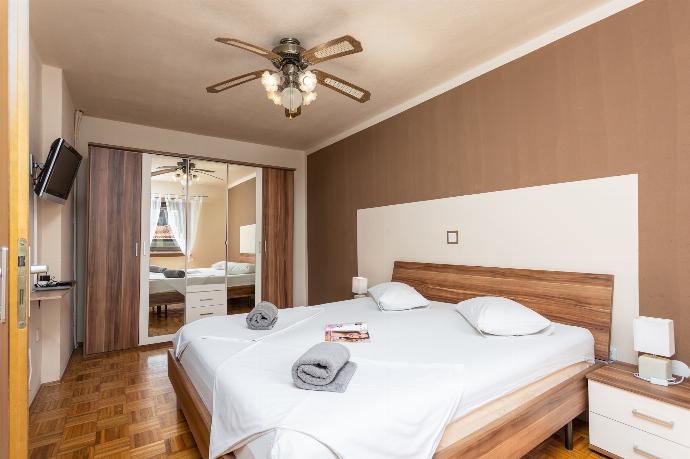 Ground floor: double bedroom with TV . - Villa Casa Toni . (Galerie de photos) }}