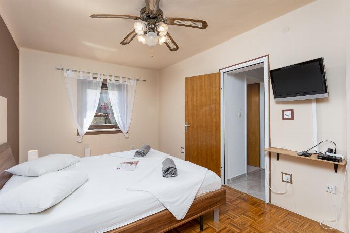 Ground floor: double bedroom with TV . - Villa Casa Toni . (Fotogalerie) }}