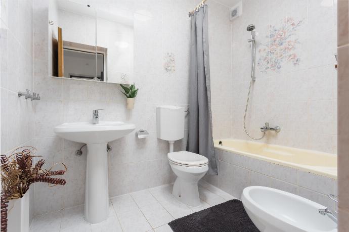 Ground floor: family bathroom with bath and shower . - Villa Casa Toni . (Galleria fotografica) }}