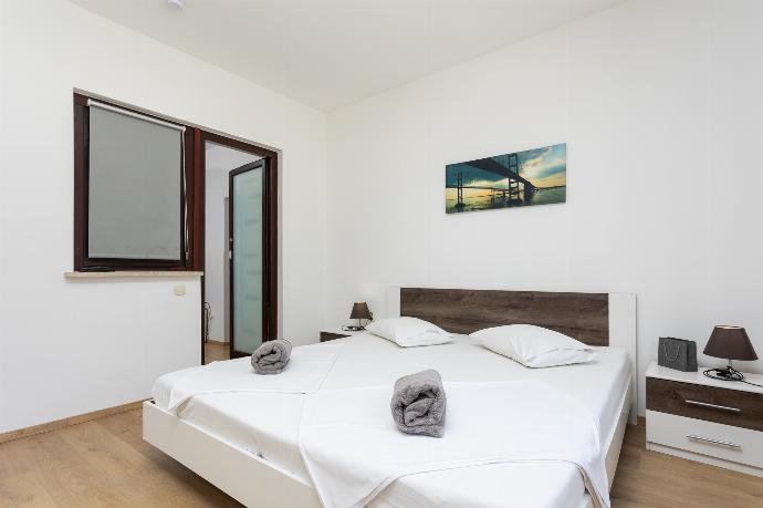 Ground floor: double bedroom with TV . - Villa Casa Toni . (Galleria fotografica) }}