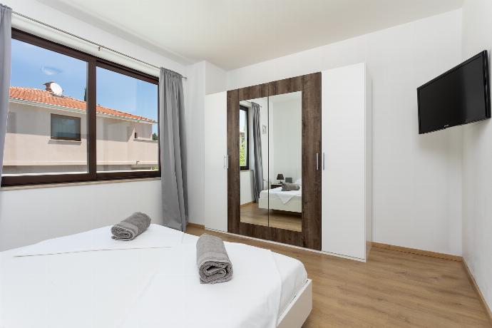 Ground floor: double bedroom with TV . - Villa Casa Toni . (Galerie de photos) }}