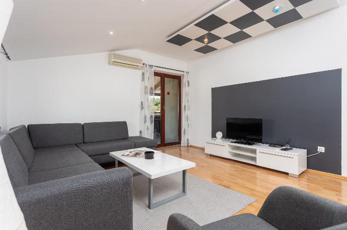 First floor: living room with sofa, A/C, WiFi internet, and satellite TV . - Villa Casa Toni . (Galerie de photos) }}