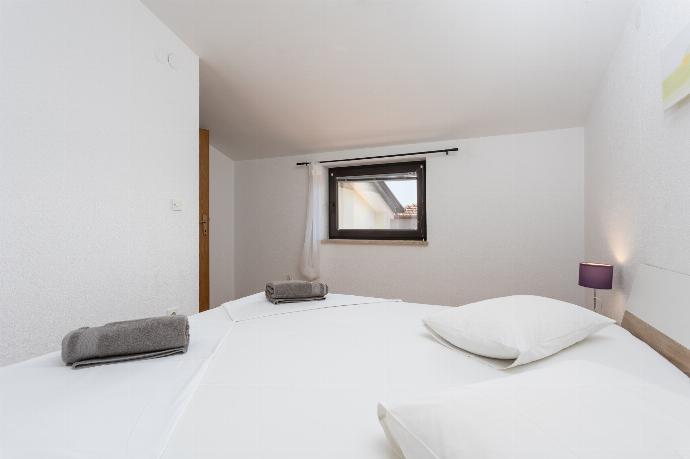 First floor: double bedroom with A/C . - Villa Casa Toni . (Galerie de photos) }}