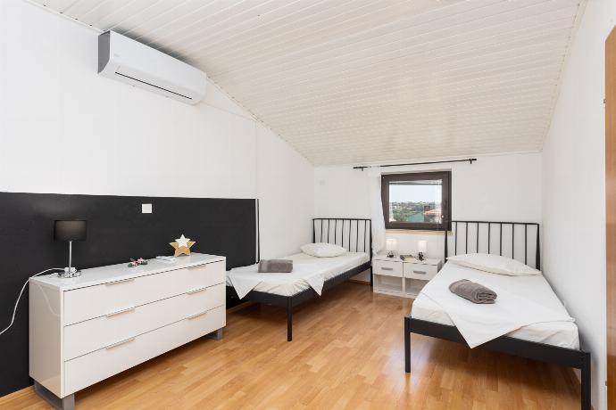 First floor: twin bedroom with A/C . - Villa Casa Toni . (Galería de imágenes) }}