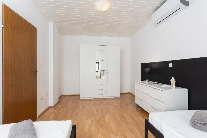 First floor: twin bedroom with A/C . - Villa Casa Toni . (Galería de imágenes) }}