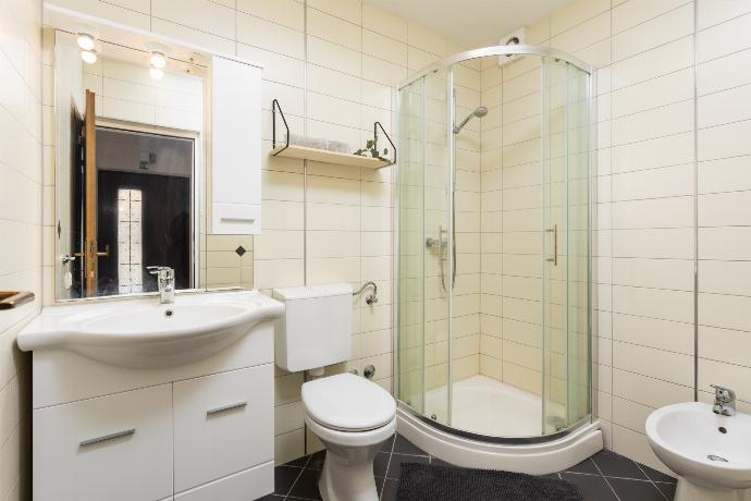 First floor: family bathroom with shower . - Villa Casa Toni . (Galleria fotografica) }}