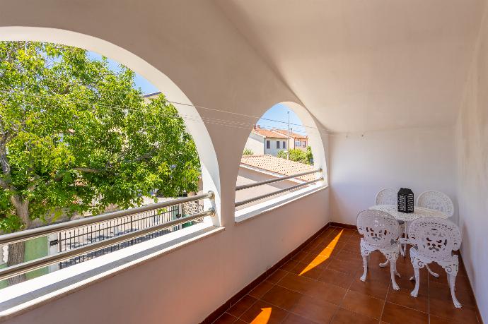 First floor: sheltered terrace area . - Villa Casa Toni . (Photo Gallery) }}