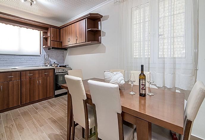 Equipped kitchen with dining area . - Villa Pnoe . (Photo Gallery) }}