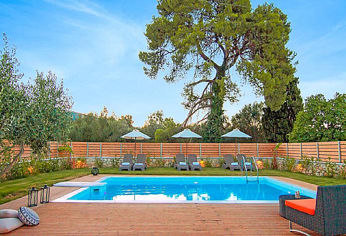 Private pool and terrace . - Villa Pnoe . (Galería de imágenes) }}