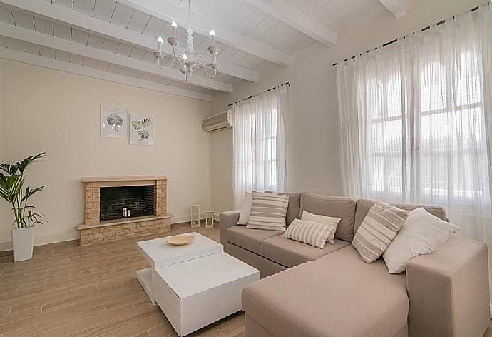 Living room with sofas, ornamental fireplace, A/C, WiFi internet, satellite TV, and pool terrace access . - Villa Pnoe . (Галерея фотографий) }}