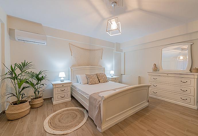 Double bedroom with A/C . - Villa Pnoe . (Galería de imágenes) }}