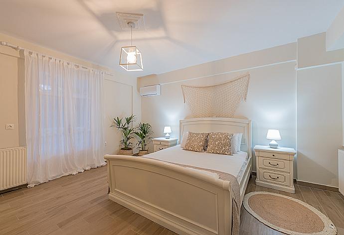 Double bedroom with A/C . - Villa Pnoe . (Galería de imágenes) }}
