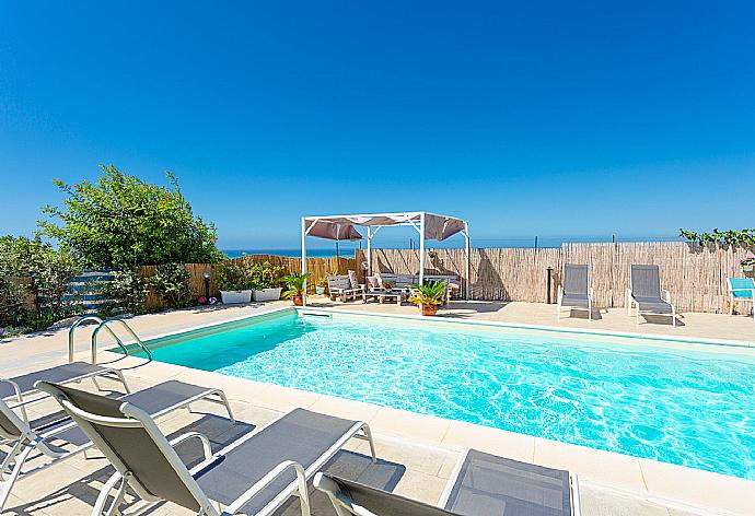 Private pool and terrace . - Villa La Mia Sicilia . (Galerie de photos) }}