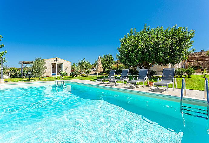 Private pool and terrace . - Villa La Mia Sicilia . (Galerie de photos) }}