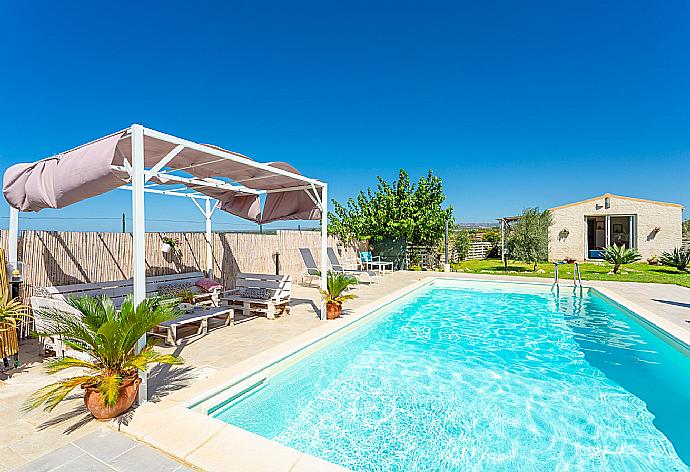 Private pool and terrace . - Villa La Mia Sicilia . (Galerie de photos) }}