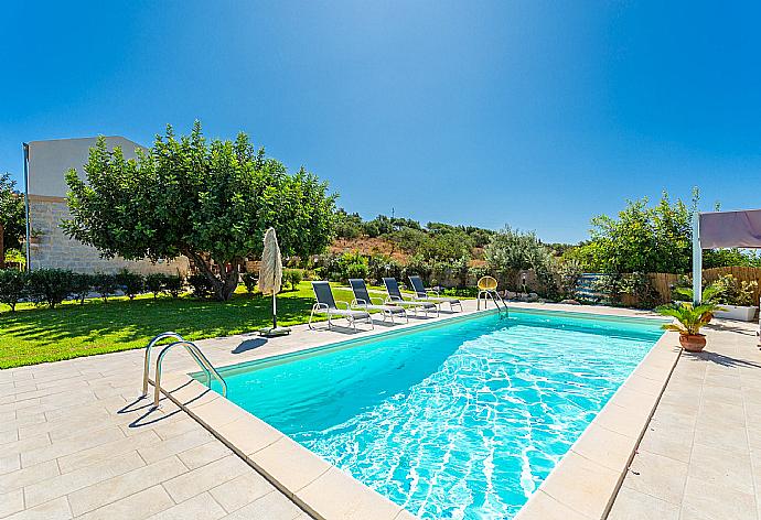 Private pool and terrace . - Villa La Mia Sicilia . (Galerie de photos) }}