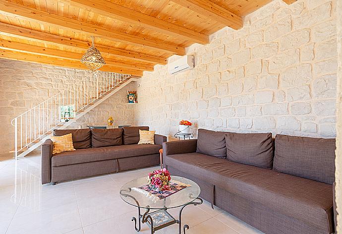 Living room with sofas, A/C, WiFi internet, satellite TV, and terrace access . - Villa La Mia Sicilia . (Galleria fotografica) }}