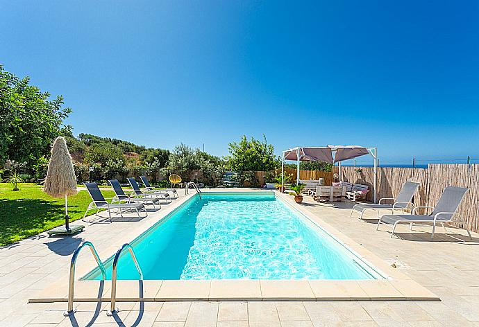 Private pool and terrace . - Villa La Mia Sicilia . (Galerie de photos) }}