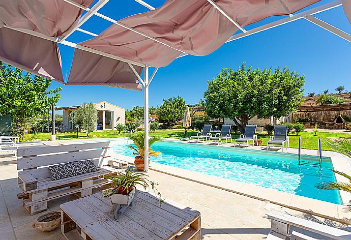 Private pool and terrace . - Villa La Mia Sicilia . (Galerie de photos) }}