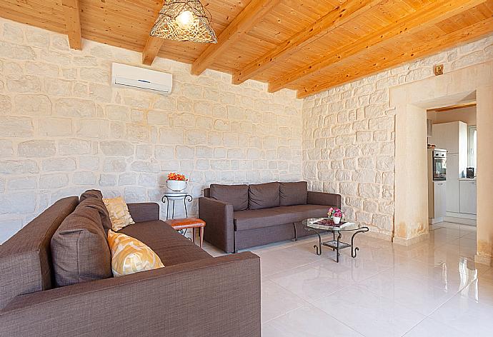 Living room with sofas, A/C, WiFi internet, satellite TV, and terrace access . - Villa La Mia Sicilia . (Galería de imágenes) }}