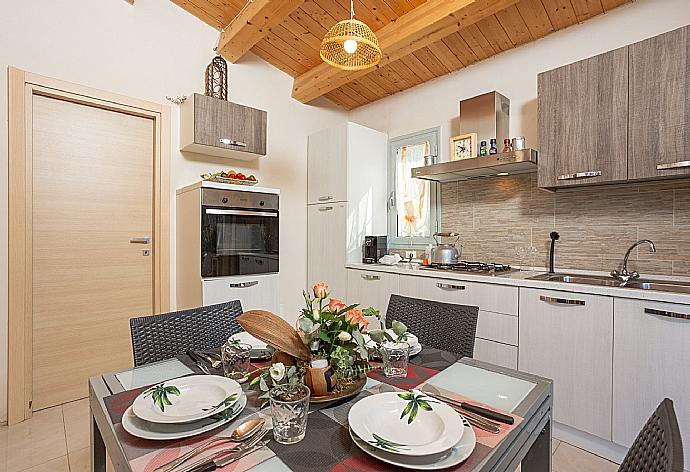 Equipped kitchen with dining area . - Villa La Mia Sicilia . (Galerie de photos) }}