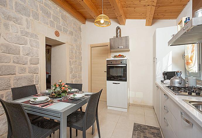 Equipped kitchen with dining area . - Villa La Mia Sicilia . (Photo Gallery) }}