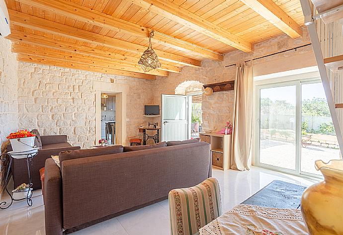 Living room with sofas, A/C, WiFi internet, satellite TV, and terrace access . - Villa La Mia Sicilia . (Galleria fotografica) }}